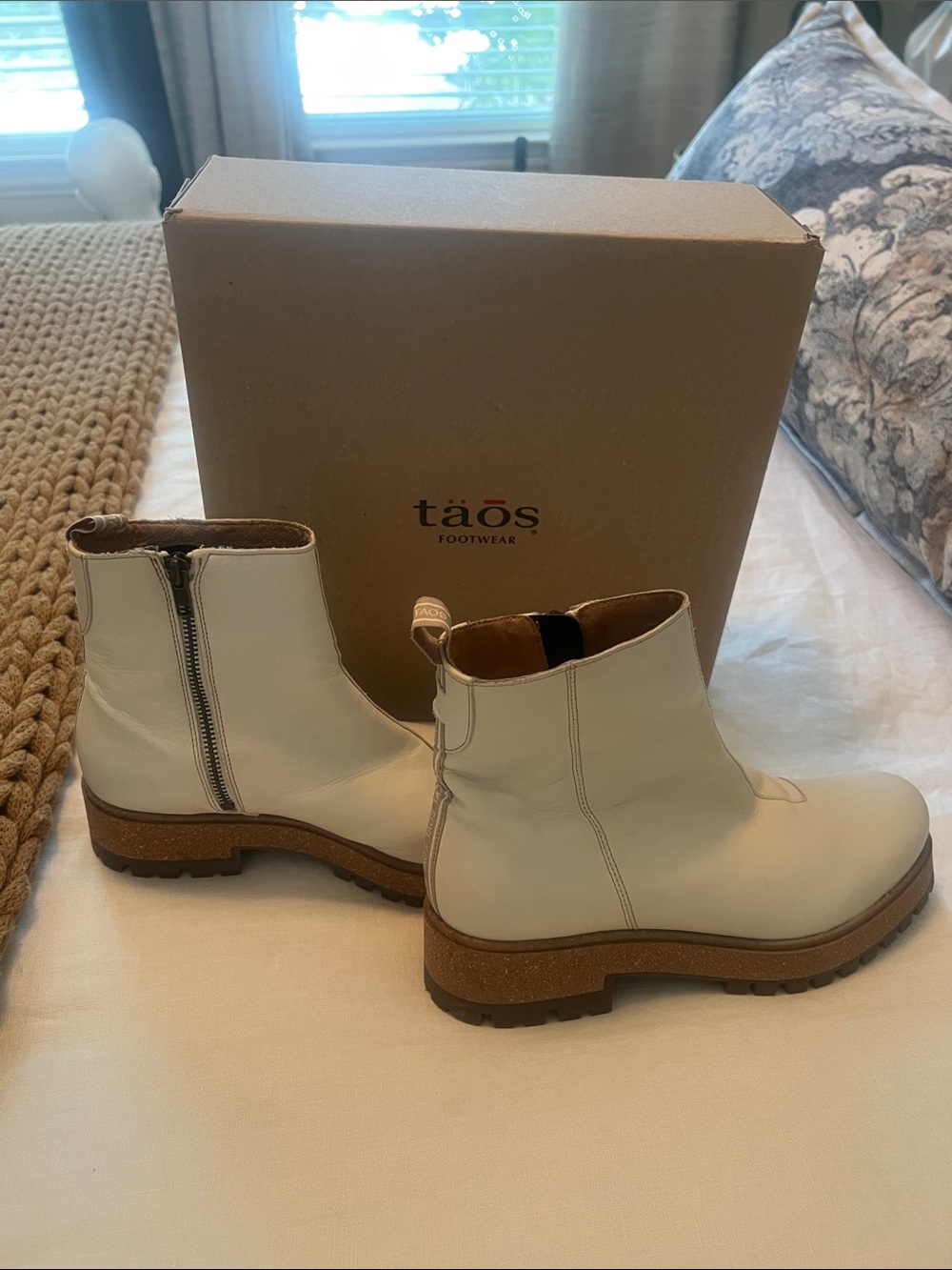 Taos Footwear Chelsea Leather Ankle Booties with Side Zip